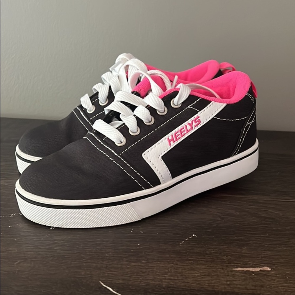 Girls size 2 Heelys in EUC.